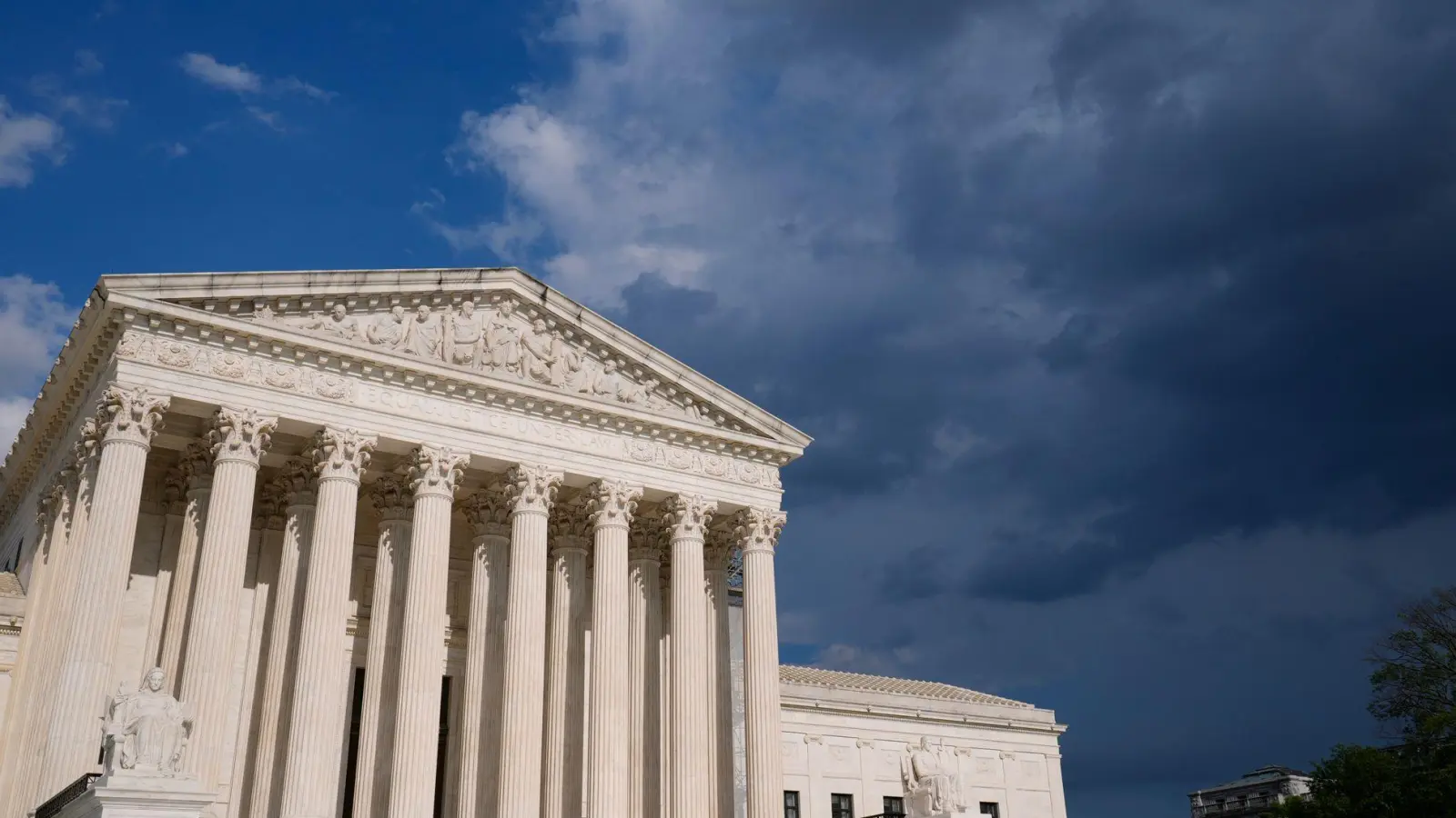 Die US-Regierung geht gegen ein Programm vor, das Hunderttausenden Migranten den Aufenthalt in den USA ermöglicht - und bekommt vom Supreme Court vorerst grünes Licht. (Archivbild) (Foto: Susan Walsh/AP/dpa)