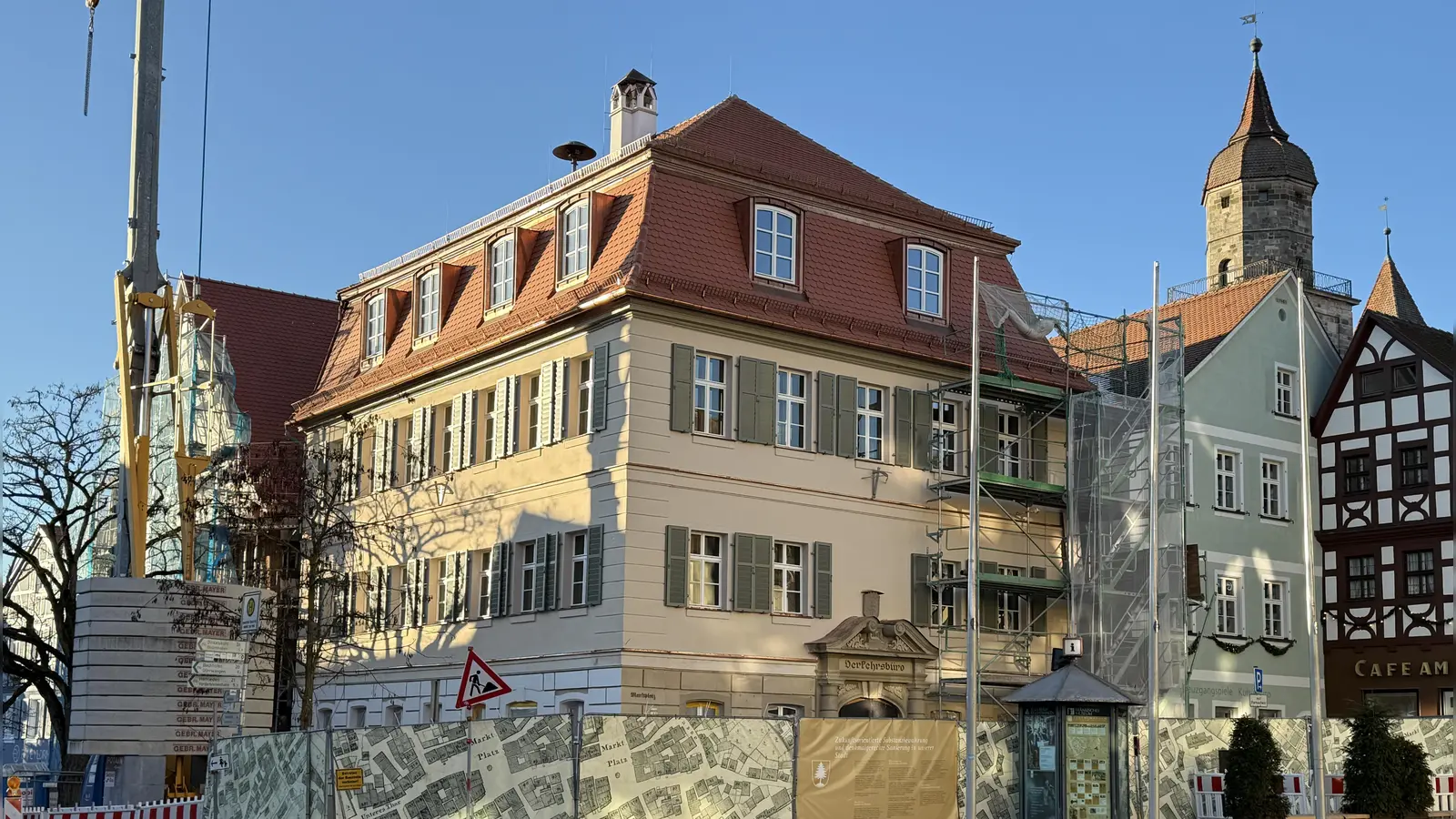 Die Schönheit des einstigen Rathauses ist auch von Außen schon wieder gut zu erkennen. Einige Restarbeiten sind noch zu erledigen. Und der Umzug der Tourist-Information muss warten. (Foto: Susanne Pöhlmann)