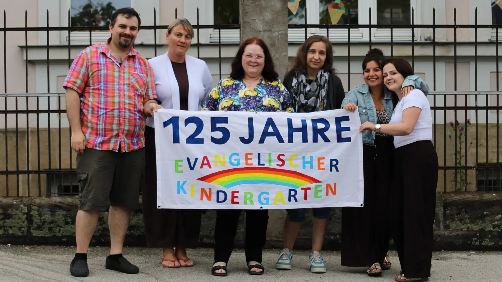 Der Großteil des pädagogischen Teams aus dem Kindergarten Türkenstraße (von links): Patrick Schäfer, Elvira Terre, Leitung Ursula Berger, Paulina Reichelt, stellvertretende Leiterin Lisa Wittmann und Zuhra Lugonja. (Foto: Constantin Prosch)