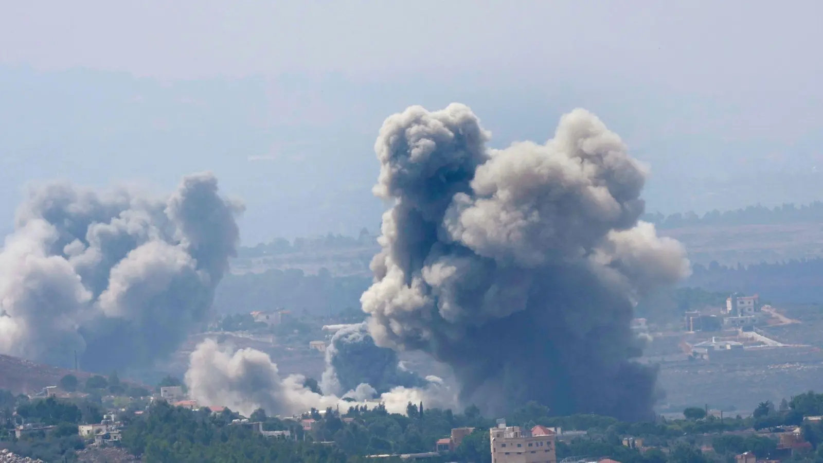 Neue israelische Luftangriffe trafen zunächst den Süden des Libanon. (Foto: Hussein Malla/AP)