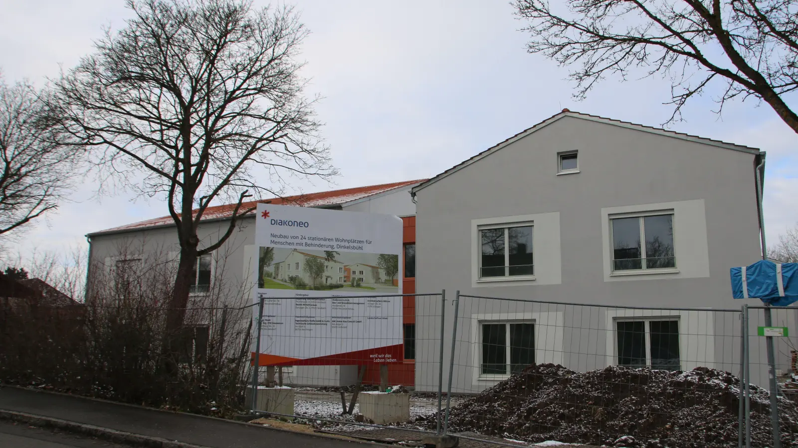 In den Endspurt gehen die Bauarbeiten am Diakoneo-Gebäude in der Dinkelsbühler Sonnenstraße, in dem ab kommenden Mai insgesamt 24 Menschen mit Behinderung eine Wohnung haben. (Foto: Martina Haas)