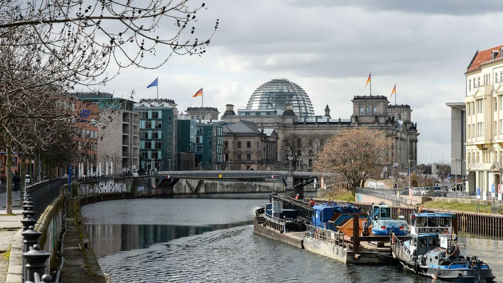 Am Schiffbauerdamm - rechtes Spreeufer Richtung Reichstagsgebäude - entsteht ein neues Quartier unter anderem mit Bundestagsbüros. Ein Teil des Projekts soll nach dem Willen von Bundestagspräsidentin Julia Klöckner (CDU) und Vizepräsident Omid Nouripour aber aus Kostengründen gestoppt werden. (Archivbild) (Foto: Jens Kalaene/dpa-Zentralbild/ZB)