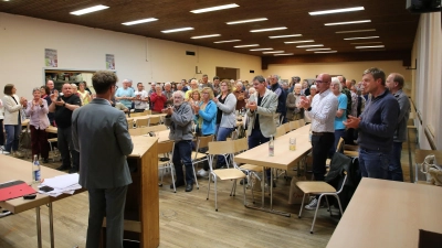Bei seiner letzten Bürgerversammlung als Stadtoberhaupt von Ornbau bekam Marco Meier von den Zuhörenden stehende Ovationen. (Foto: Alexander Biernoth)