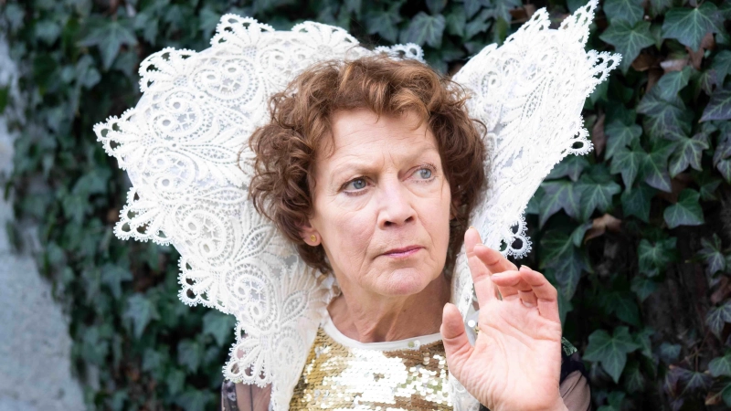 Leonie Thelen hat in der Produktion „Eine Mords-Freundin“ ihre Komödien-Premiere am Landestheater Dinkelsbühl. (Foto: Landestheater/Katharina Tenberge-Holzer)