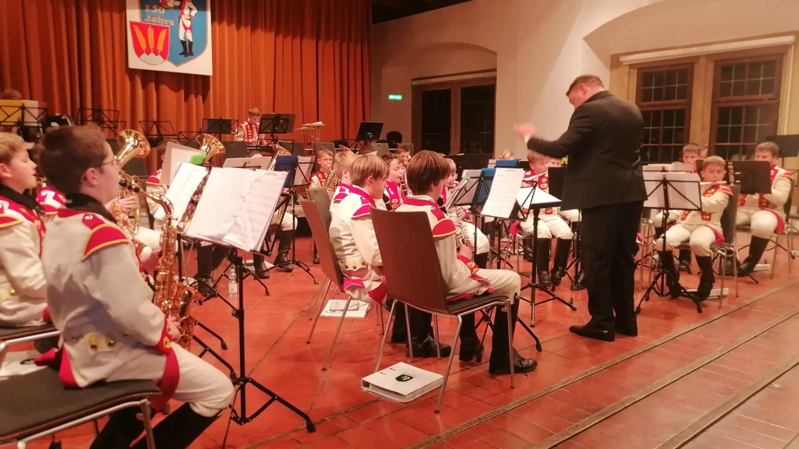 Das Anfänger-Orchester hatte beim Jahresabschlusskonzert seinen großen Auftritt. Die Leitung hatte Jens Lohmüller. (Foto: Friedrich Zinnecker)