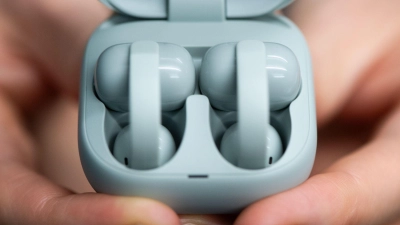 Sonys LinkBuds Clip sehen anders aus als viele andere Kopfhörer. Ihre offene Bauweise in zwei Teilen mit Clip ist meist noch ein echter Hingucker. (Foto: Franziska Gabbert/dpa-tmn)