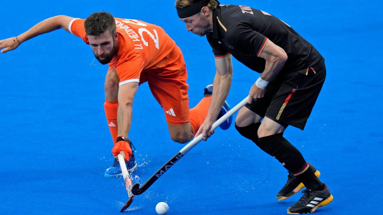 Martin Zwickler (r) im Zweikampf mit dem Niederländer Steijin Van Heijningen. (Foto: Aijaz Rahi/AP)