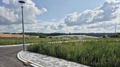 Das Baugebiet Hochschule in Feuchtwangen. Mit einer Änderung des Bebauungsplans hat der Fachausschuss des Stadtrats die Fläche im Hintergrund für ein Vorhaben der BayernHeim gewidmet. Rund 100 geförderte Wohnungen könnte die Gesellschaft des Freistaats hier schaffen. (Foto: Peter Zumach)