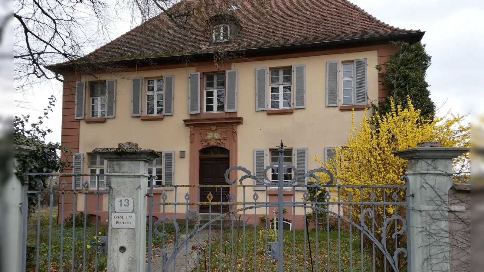 Das Pfarrhaus in Unterschwaningen hatte Markgräfin Friederike Louise in den Jahren 1752 bis 1754 vom markgräflichen Landbauinspektor Johann David Steingruber erbauen lassen. (Foto: Walter Oberhäußer)