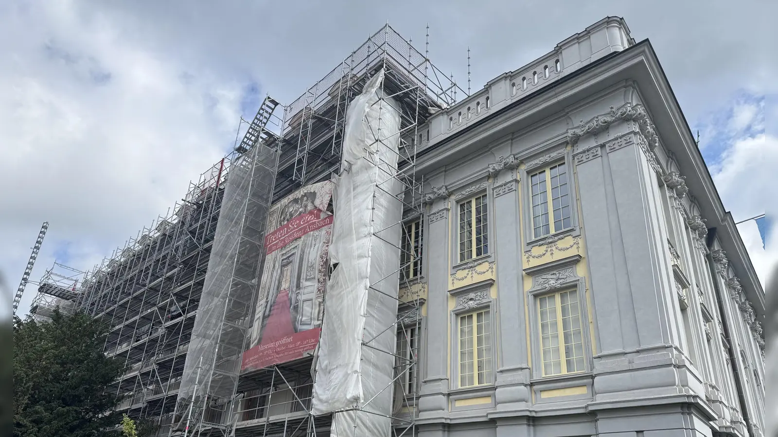 Während die bereits sanierte Hauptfassade des Schlosses wieder in voller Pracht zu sehen ist, steht im Südwesten in Richtung Karl-Burkhardt-Platz weiterhin ein riesiges Gerüst.  (Foto: Lara Hausleitner)