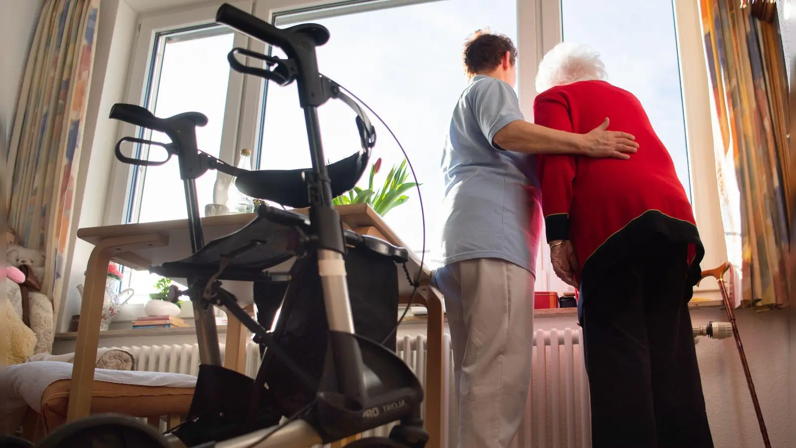 Gesetzliche Grundlage schützt Bewohner: Das Wohn- und Betreuungsvertragsgesetz (WBVG) regelt die Rechte und Pflichten bei der Kündigung von Pflegeheimverträgen. (Foto: Tom Weller/dpa/dpa-tmn)