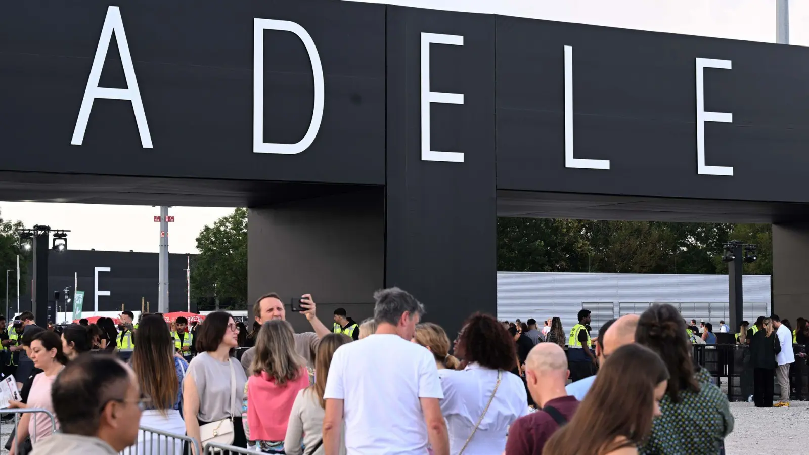 Weite Anreise: Fans kommen aus aller Welt zu Adele nach München. (Archivbild) (Foto: Felix Hörhager/dpa)