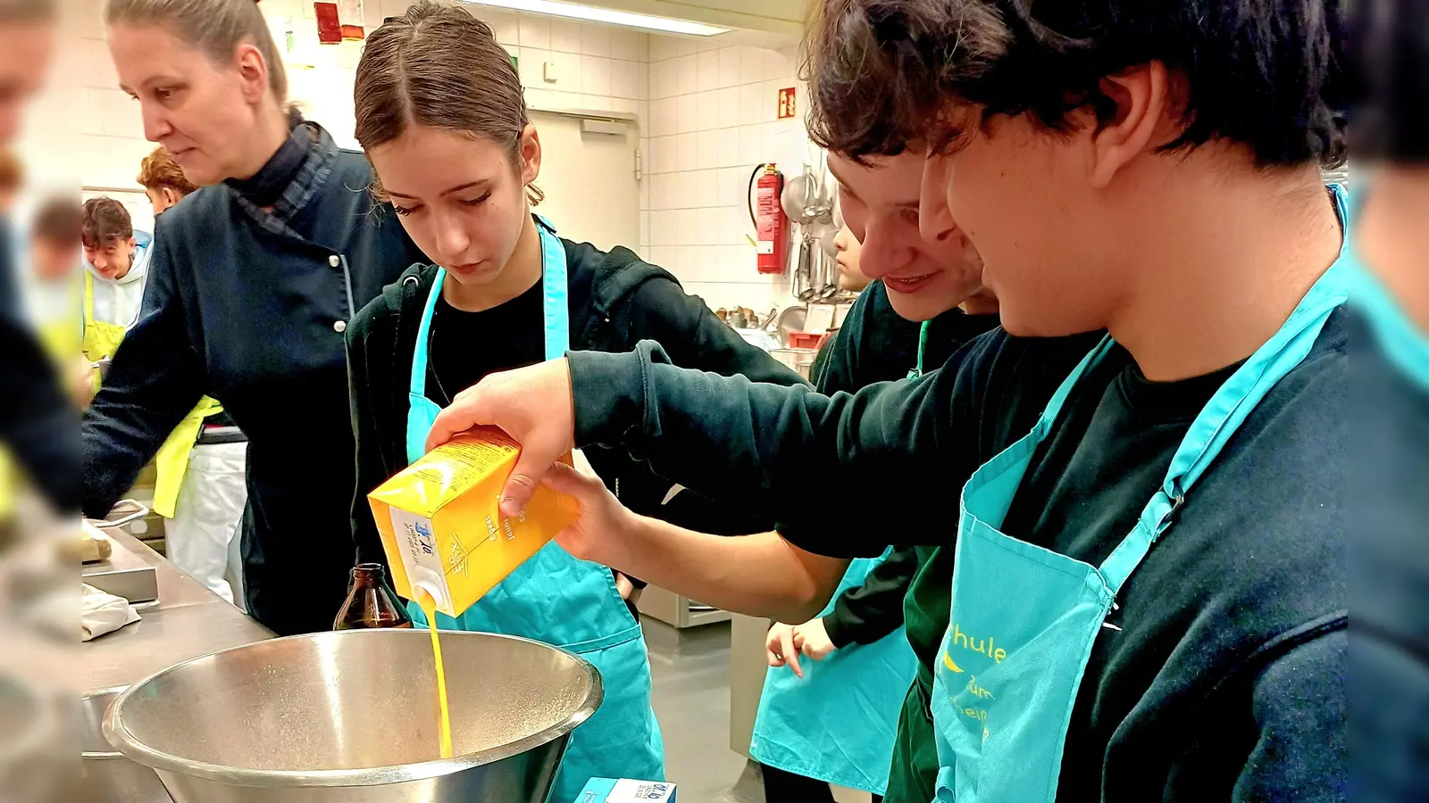 In der Großküche des Gasthauses Sindel-Buckel in Feuchtwangen bereiteten die Achtklässlerinnen und Achtklässler der Mittelschule Feuchtwangen-Stadt unter fachlicher Anleitung verschiedene Gerichte zu.  (Foto: Mittelschule-Stadt/Beate Bäuml)