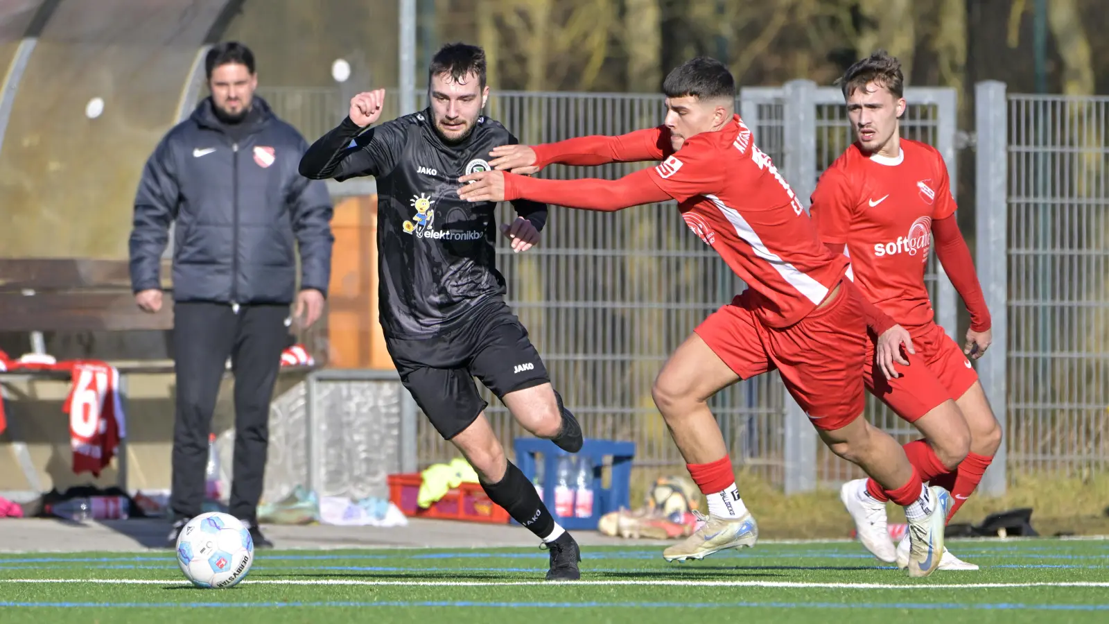 Unter den Ansbacher Torschützen beim überzeugenden Testspielsieg gegen Großschwarzenlohe war auch Sven Landshuter (schwarzes Trikot, hier im Spiel gegen ATSV Erlangen). (Foto: Martin Rügner)