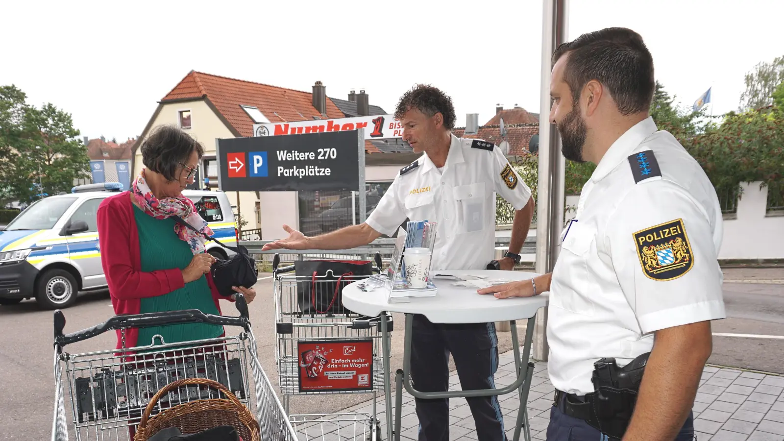 Achim Lindner (Mitte) und Tim Budaker von der Polizei Ansbach klären über Diebstahlsversuche beim Einkaufen auf. Emmi Ströhlein trägt ihre Wertsachen sicher bei sich. (Foto: Andrea Walke)