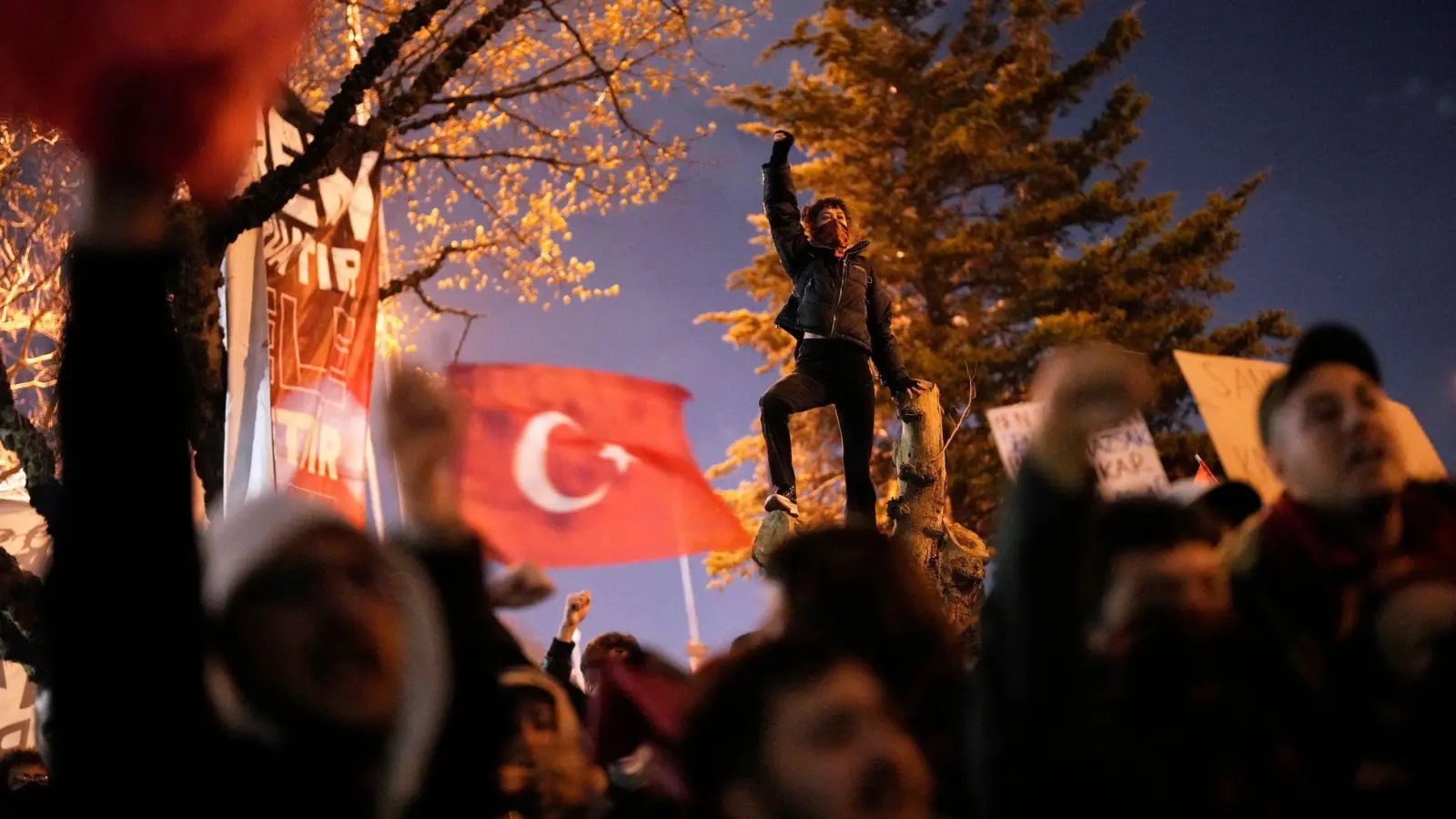 Seit der Festnahme Imamoglus formiert sich der Protest. (Foto: Emrah Gurel/AP/dpa)