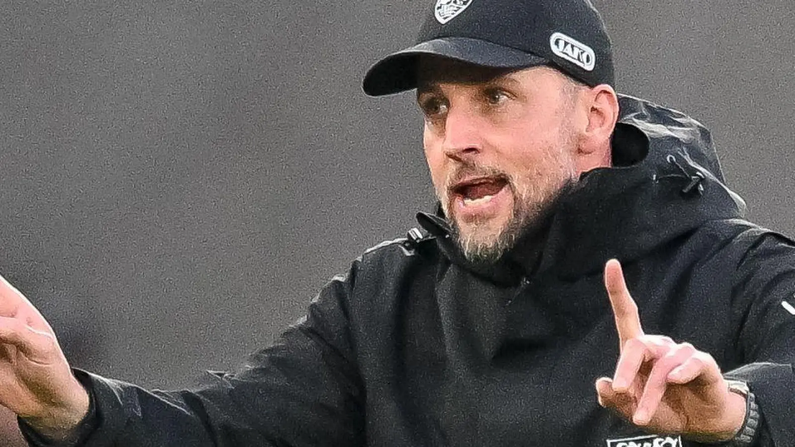 Hat schwierige Partien vor sich: VfB-Trainer Sebastian Hoeneß. (Archivbild) (Foto: Harry Langer/dpa)