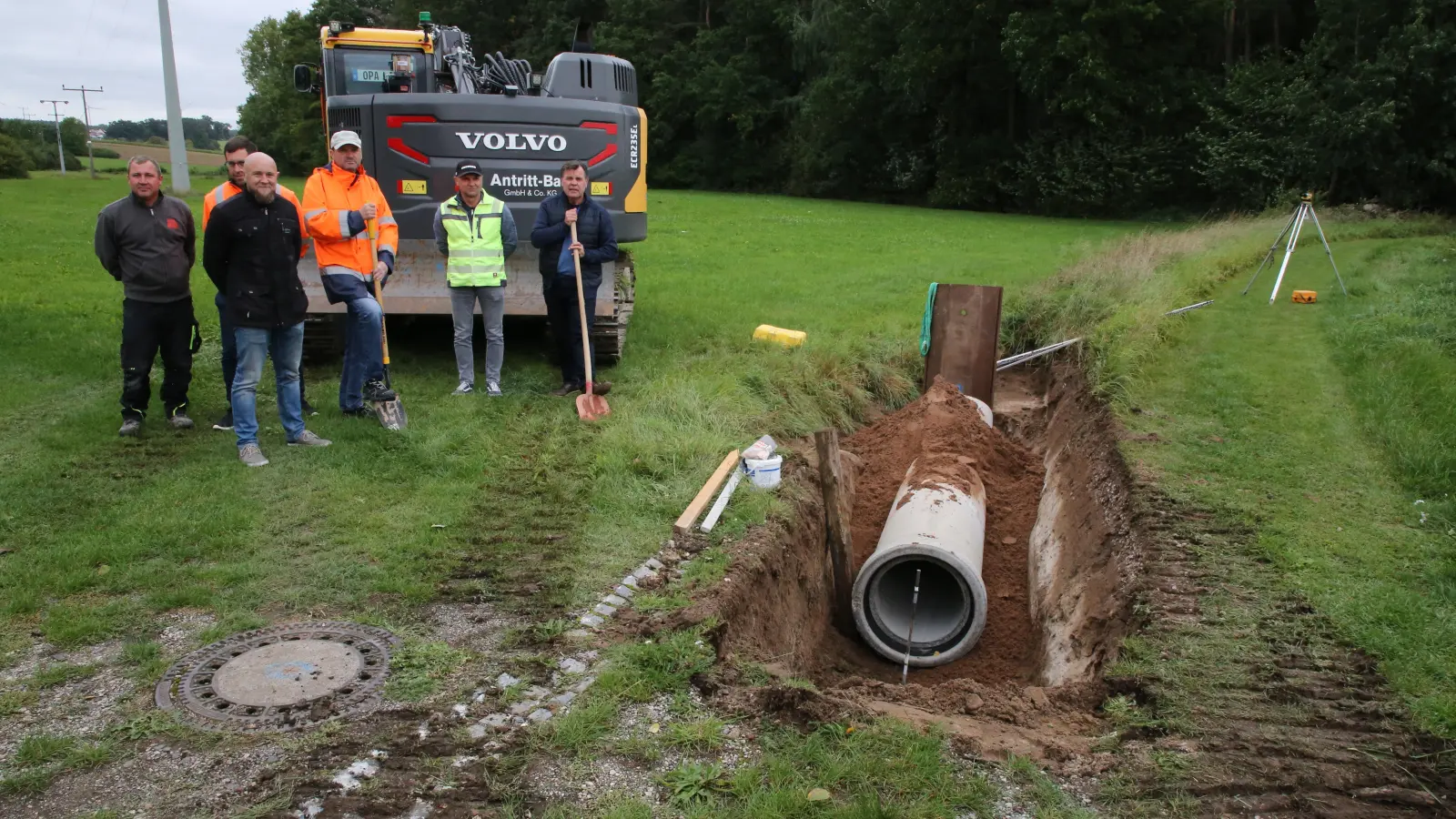 Benjamin Pfeiffer von der Firma Antritt, Bernd Friedrich von der Firma Tahnnhauser, den Geschäftsleiter im Burgoberbacher Rathaus Alexander Barnowski, Martin Antritt von der Firma Antritt, Josef Hompf vom Ingenieurbüro Heller und Burgoberbachs Bürgermeister Gerhard Rammler (von links) gaben den Startschuss für die Sanierung. (Foto: Alexander Biernoth)