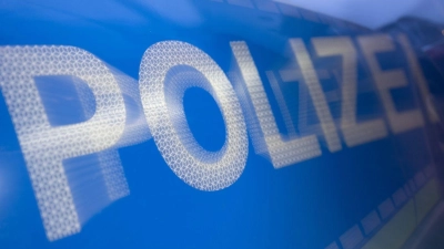 Mehrere Polizeistreifen sind wegen eines Mannes mit einer Pistole in die Memminger Innenstadt ausgerückt. (Symbolbild) (Foto: Marijan Murat/dpa)