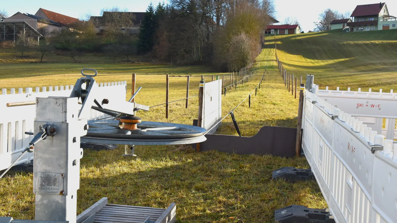 Der Schlepplift in Herriedens Stadtteil Birkach ist startklar gemacht. Es fehlt nur noch der Schnee. (Foto: Werner Wenk)