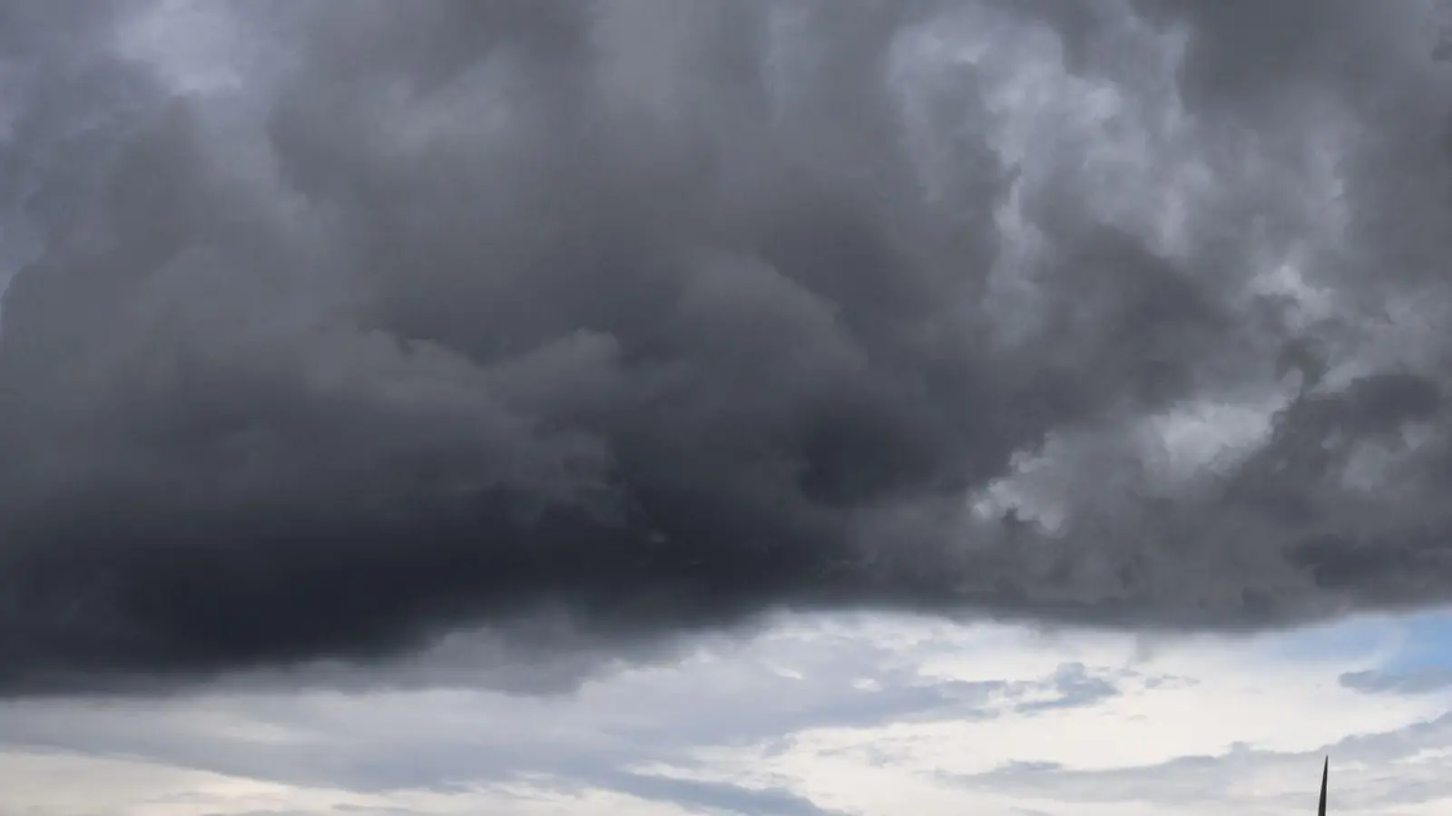 Auch in der kommenden Woche drohen vielerorts Gewitter. (Foto: Julian Stratenschulte/dpa)