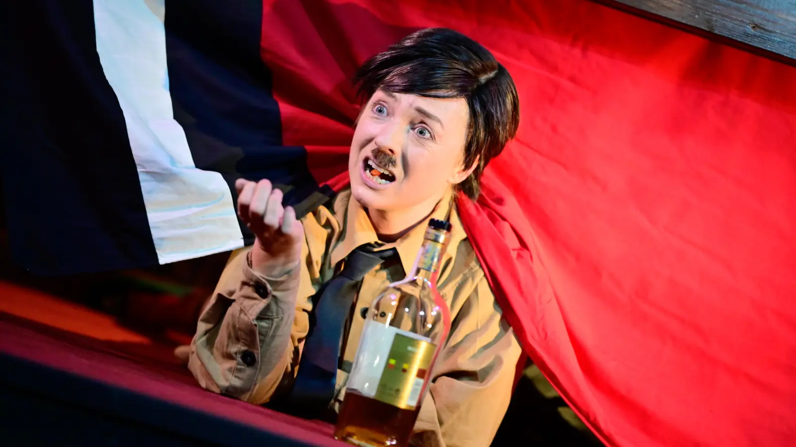 Geling glänzende Hitler-Parodie: Christine Mertens. (Foto: Jim Albright)