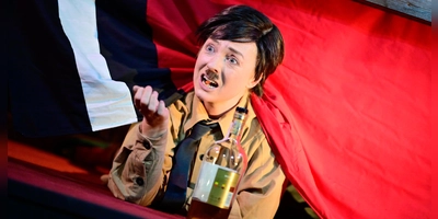 Geling glänzende Hitler-Parodie: Christine Mertens. (Foto: Jim Albright)
