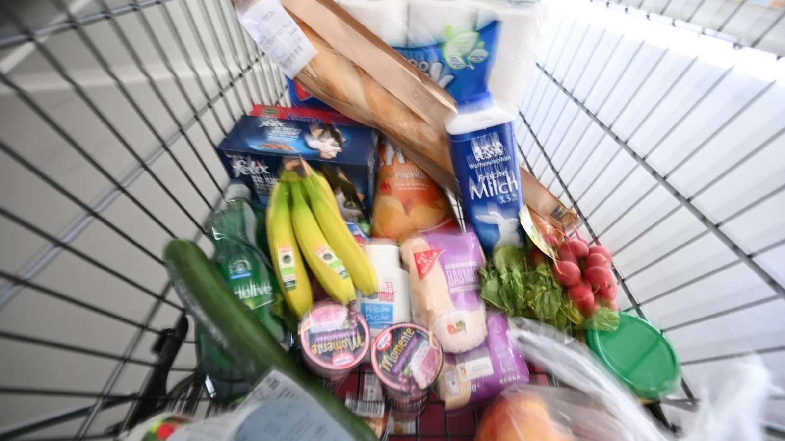 Klimaschutz mit Messer und Gabel: Was wir essen, hat immensen Einfluss auf unsere CO2-Bilanz. (Symbolbild) (Foto: Bernd Weißbrod/dpa)