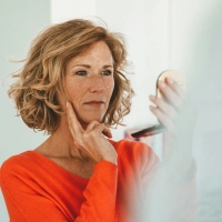 Schon kleine Anpassungen beim Make-up und gezielte Tricks können den Teint im Alter wieder frischer und strahlender wirken lassen. (Foto: Joseffson/Westend61/dpa-tmn)