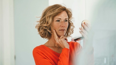 Schon kleine Anpassungen beim Make-up und gezielte Tricks können den Teint im Alter wieder frischer und strahlender wirken lassen. (Foto: Joseffson/Westend61/dpa-tmn)