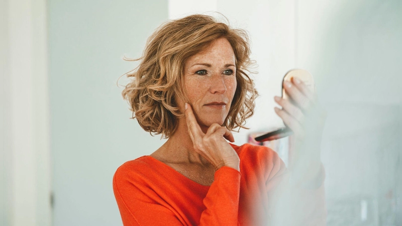 Schon kleine Anpassungen beim Make-up und gezielte Tricks können den Teint im Alter wieder frischer und strahlender wirken lassen. (Foto: Joseffson/Westend61/dpa-tmn)