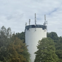 Der Wasserturm in Herrieden lief in diesem Sommer mehrfach leer. Daher könnte nun ein zweiter Hochbehälter auf dem Areal gebaut werden. (Foto: Susanne Pöhlmann )