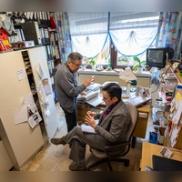 Redakteurin Ute Niephaus bei der Arbeit: Der Emskirchener Helmuth Röschlein hat in Emskirchen die Fränkische Landeszeitung gesammelt. In einem Kellerraum lagern Originalausgaben von 1947 bis 1972. (Foto: Mirko Fryska)