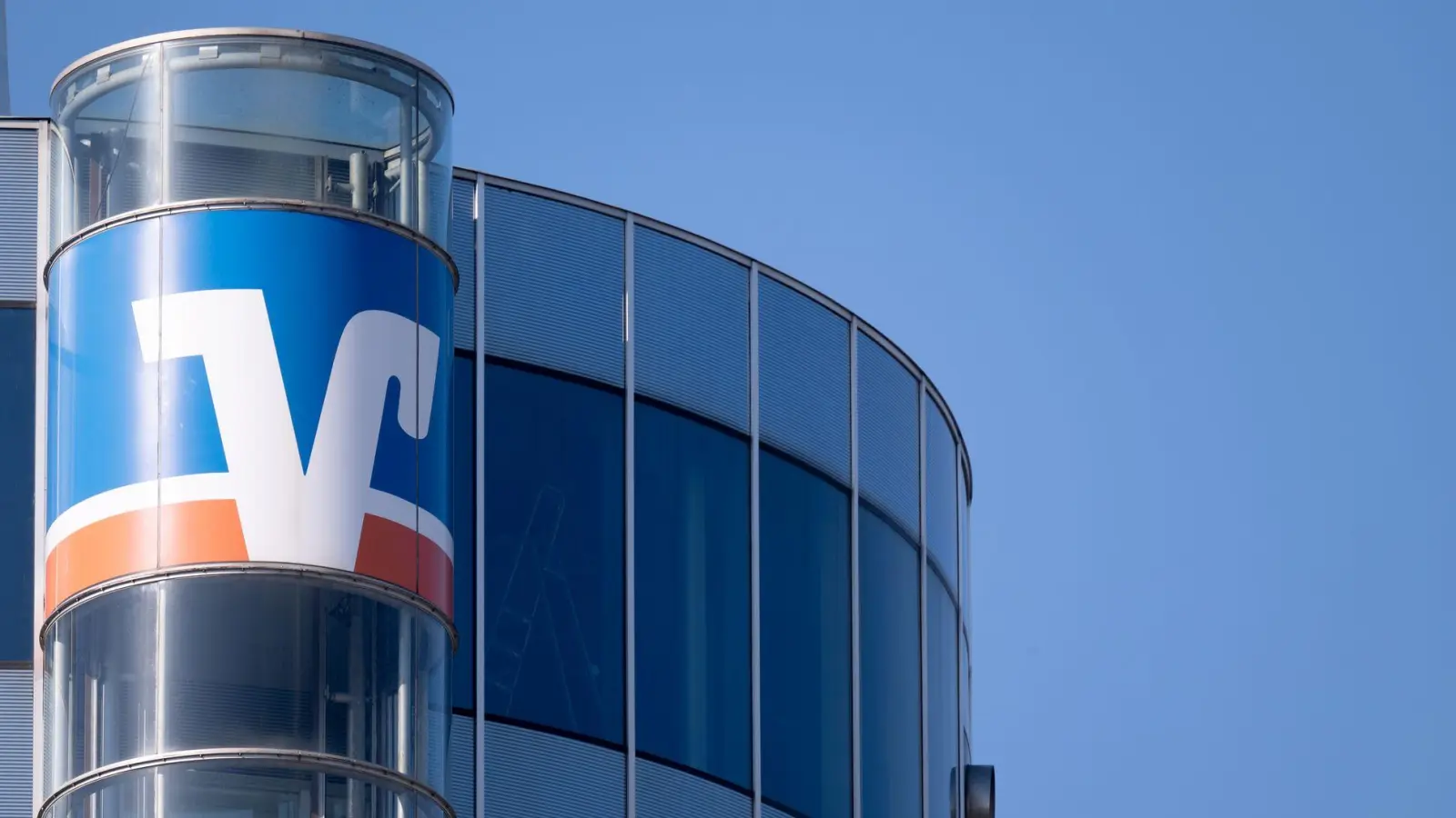 Kunden der Volksbanken können künftig in Geschäften mit dem iPhone bezahlen, ohne Apple Pay in Anspruch nehmen zu müssen. (Foto: Marijan Murat/dpa)