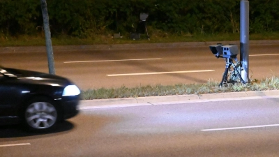 Mit Blitzern kann die Polizei Rasern das Handwerk legen. Bei illegalen Kraftfahrzeugrennen braucht es allerdings eine andere Vorgehensweise. (Symbolbild: Manfred Blendinger)