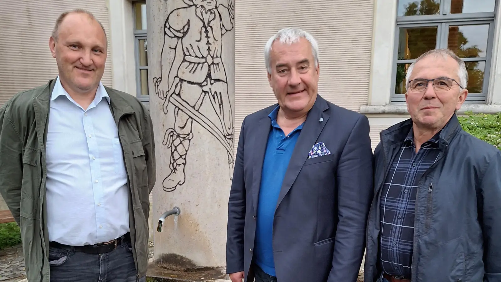 Beim Vorbereitungstreffen zum Jubiläum (von links): Gerhard Beck, Vorsitzender der Rieser Kulturtage, Schirmherr Dr. Ludwig Spaenle und Westheims Bürgermeister Herbert Weigel vor dem Brunnen am Westheimer Rathaus, den ein Bauernkriegskämpfer ziert. (Foto: Frieder Laubensdörfer)
