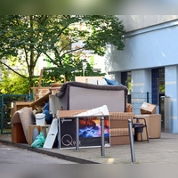 Einst Lieblingsplatz einer geliebten Person, jetzt Sperrmüll? Einen Haushalt nach einem Todesfall aufzulösen, ist für viele Angehörige eine emotionale Herausforderung.  (Foto: Soeren Stache/dpa-Zentralbild/dpa-tmn)