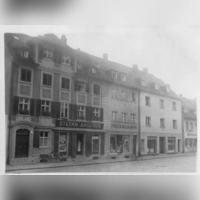 Im Laden von Stefan Angerer in der Würzburger Straße 22 gibt es allerlei Lebensmittel vom süßem Heidelbeerwein bis zum salzigen Rollmops. Weitere Filialen sind in der Maximilianstraße, der Nürnberger Straße und der Feuchtwanger Straße zu finden.  (Repro: Sammlung Martin Schuster)