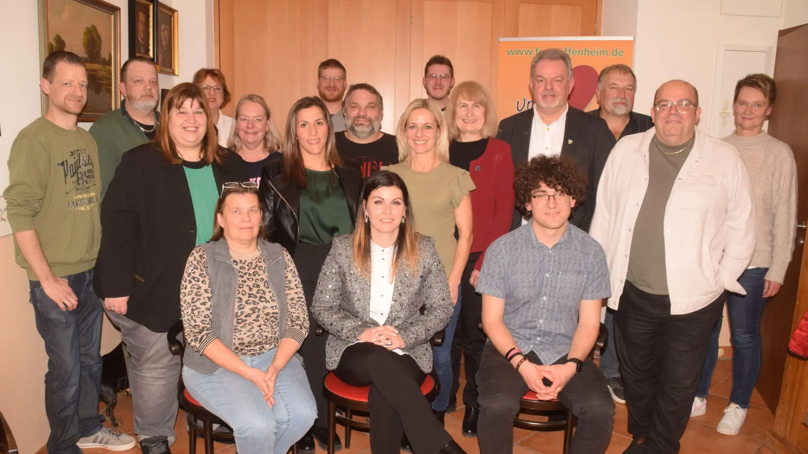 Die Kandidatinnen und Kandidaten der Freien Wählergemeinschaft (FWG) Uffenheim mit ihrer Bürgermeisterkandidatin Anna-Lena Langmann-Göller (vorne, Mitte) nach ihrer einstimmigen Nominierung zur Bürgermeisterkandidatin. (Foto: Gerhard Krämer)