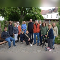 Vertreterinnen und Vertreter der Stadt, Anwohnende und Oberbürgermeister Thomas Deffner trafen sich vor Ort, um den neuen Treffpunkt in kleinem Rahmen einzuweihen. (Foto: Florian Schwab)