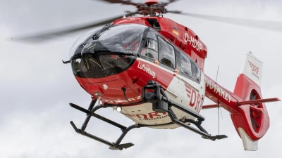 Ein Rettungshubschrauber brachte den schwer verletzten 16-Jährigen in ein Münchner Krankenhaus. (Symbolbild) (Foto: Daniel Karmann/dpa)