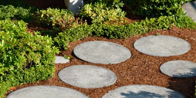 Schön und gut nutzbar: Ein kleiner Fußweg schafft Struktur im Garten und kann auch optisch ein Hingucker sein. (Foto: Pixabay)