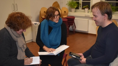 Einges mit Blick auf das neue Stück hatten Heike Pfänder, Heidemarie Dawidziuk und Johannes Wagner (von links) zu besprechen. (Foto: Ute Niephaus)