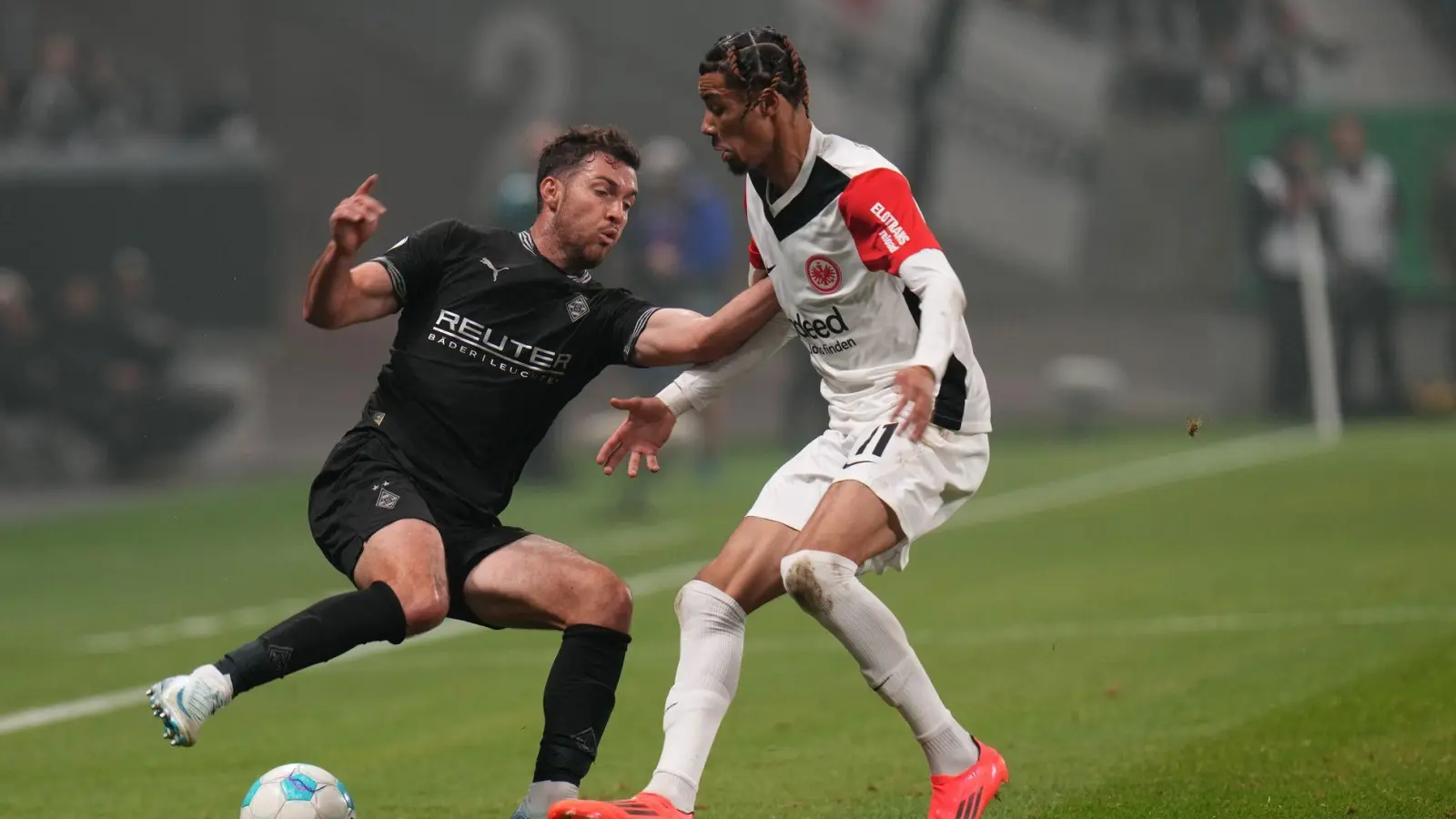 Eintracht Frankfurt um Hugo Ekitiké (r) musste im Pokalspiel gegen Borussia Mönchengladbach wegen eines frühen Platzverweises lange in Unterzahl spielen. (Foto: Thomas Frey/dpa)