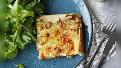 Ein grüner Salat passt wunderbar zum Zwiebelkuchen. (Foto: Mareike Pucka/biskuitwerkstatt.de/dpa-tmn)
