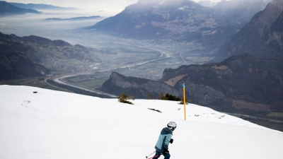 In vielen europäischen Wintersportregionen ist die Lawinengefahr derzeit groß (Archivbild). (Foto: Gian Ehrenzeller/KEYSTONE/dpa)