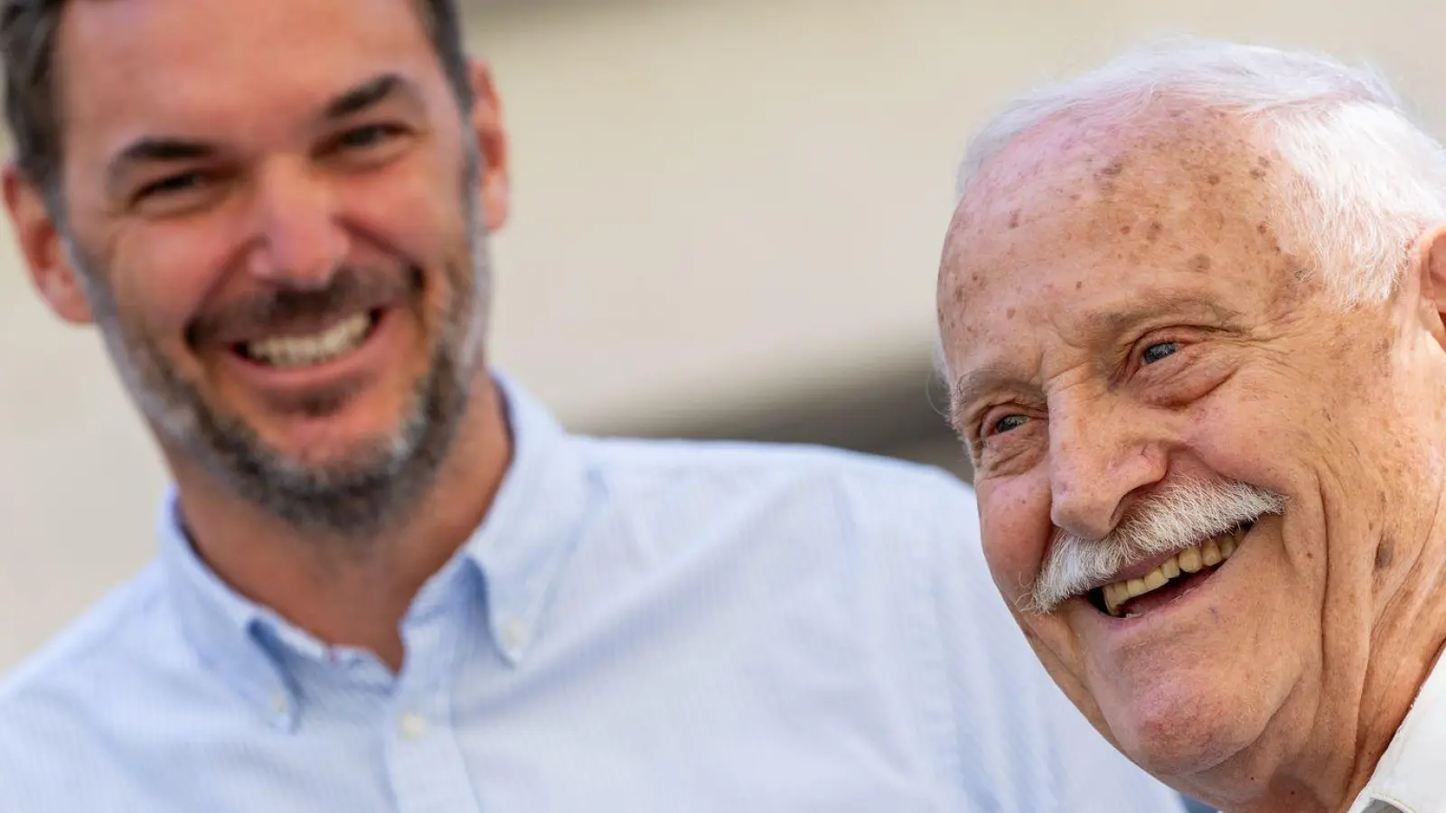 Sie haben gut lachen: Rentner Bruno Schmaus hat dem Münchner Kommissariat eine Festnahme beschert. (Foto: Lennart Preiss/dpa)