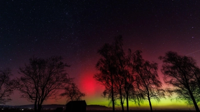 Wie weit die Polarlichter im Süden zu sehen sind, hängt laut dem DWD von der Stärke des Ausbruchs auf der Sonne ab. (Foto: Matthias Balk/dpa)