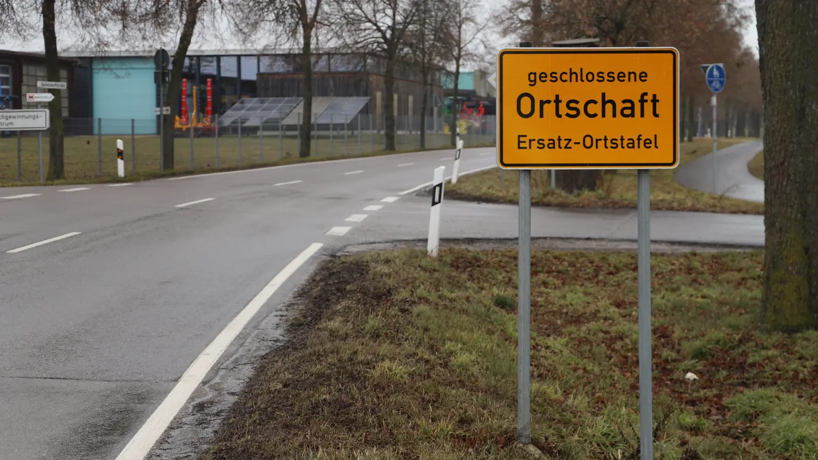 An der Staatsstraße 2411 aus Richtung Ornbau grüßt eine Ersatz-Ortstafel mit der nüchternen Aufschrift „geschlossene Ortschaft“ die Fahrer. (Foto: Oliver Herbst)