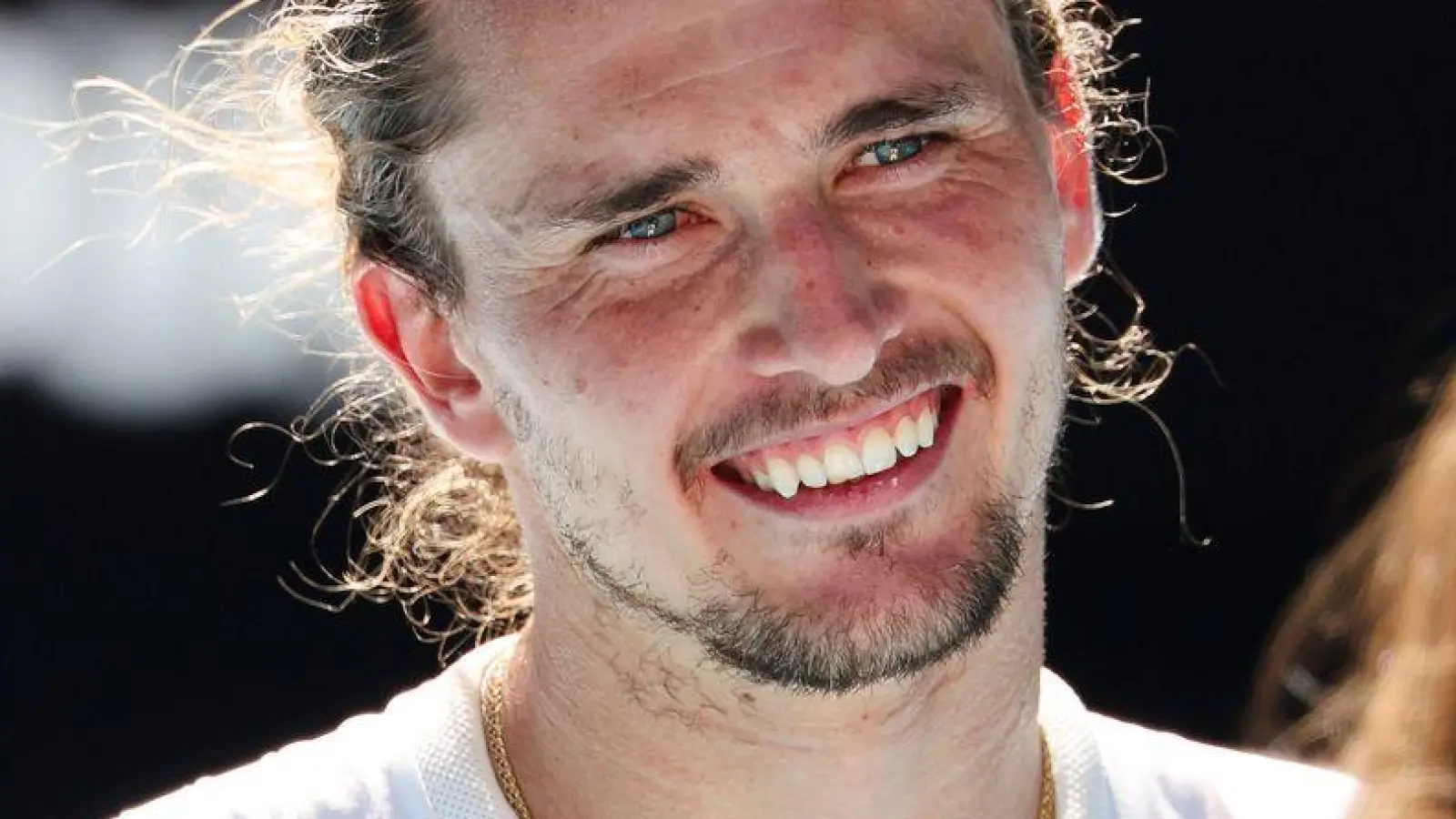 Alexander Zverev beim Interview mit Andrea Petkovic nach seinem Erstrundensieg in Melbourne. (Foto: Frank Molter/dpa)